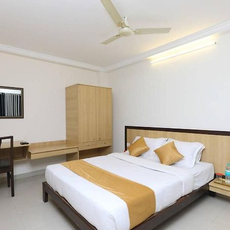 Hotel Half Moon Chennai Exteriör bild