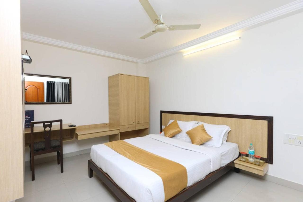 Hotel Half Moon Chennai Exteriör bild