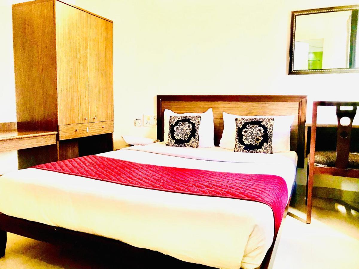 Hotel Half Moon Chennai Exteriör bild