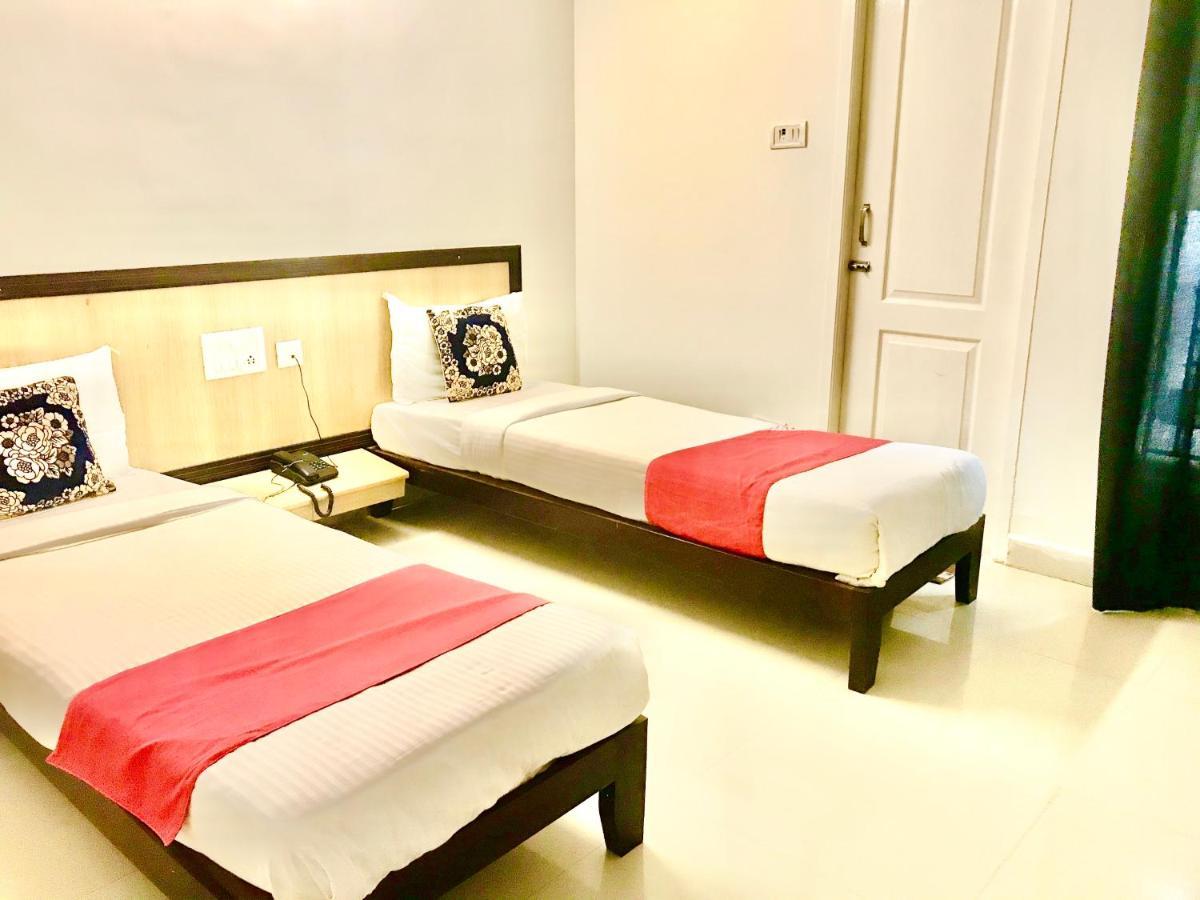 Hotel Half Moon Chennai Exteriör bild
