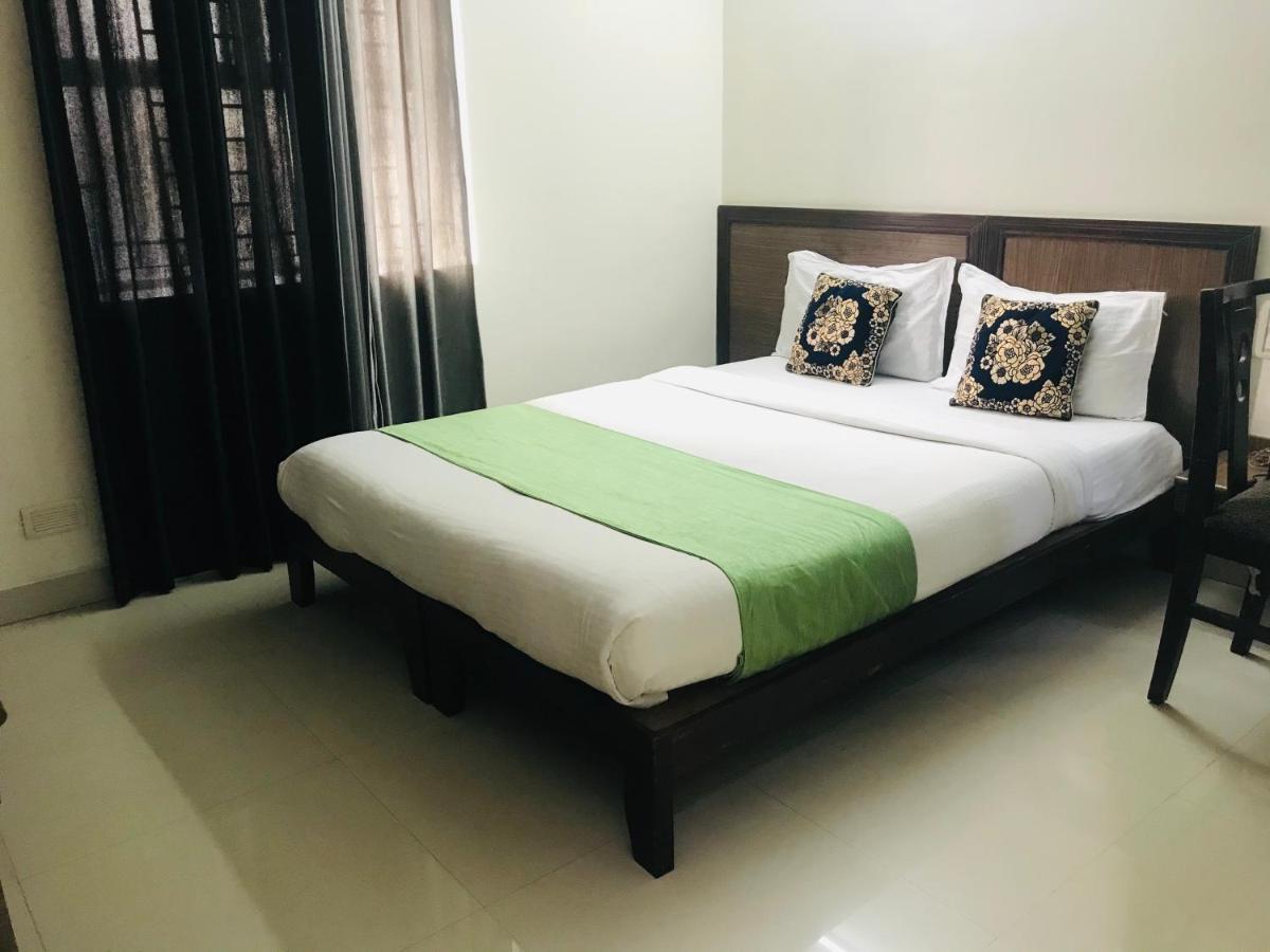 Hotel Half Moon Chennai Exteriör bild